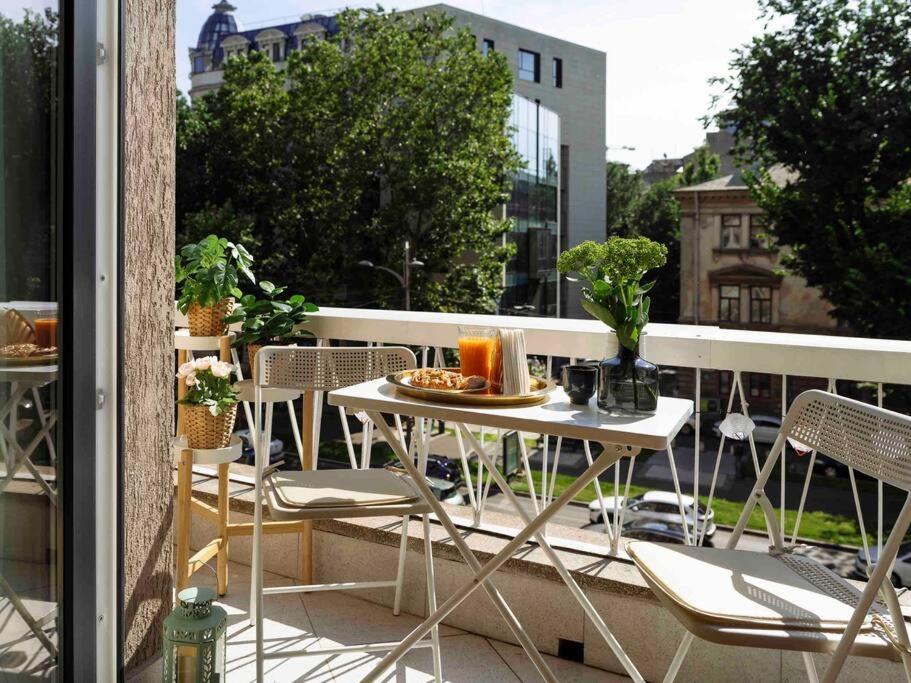 Bright 2Br Apartment - Top Location - City Balcony Bukarest Exteriör bild