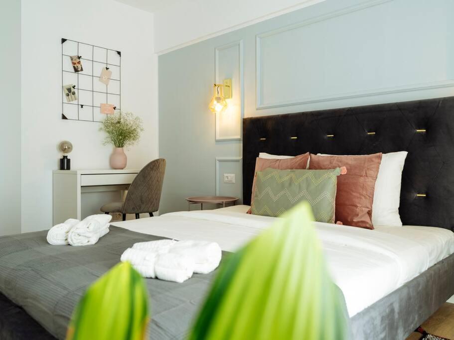 Bright 2Br Apartment - Top Location - City Balcony Bukarest Exteriör bild